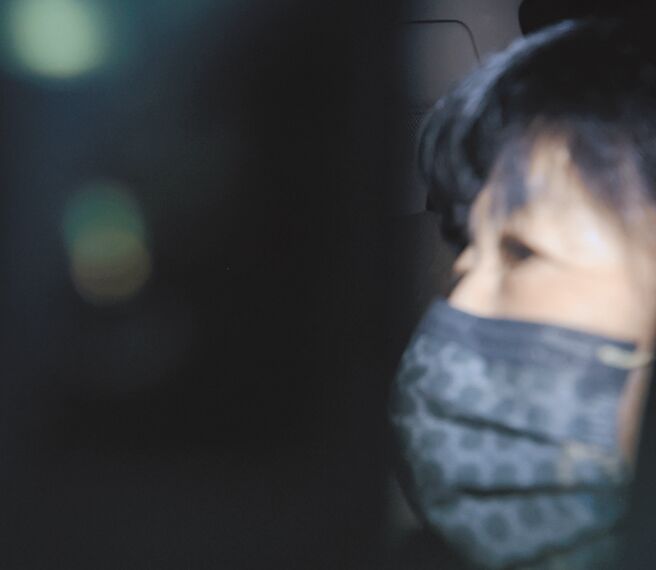 台北地檢署偵辦京華城案，7日法務部廉政署以證人身分傳喚台北市前市長柯文哲妻子陳佩琪（見圖），隨後坐車離開。（陳俊吉攝）