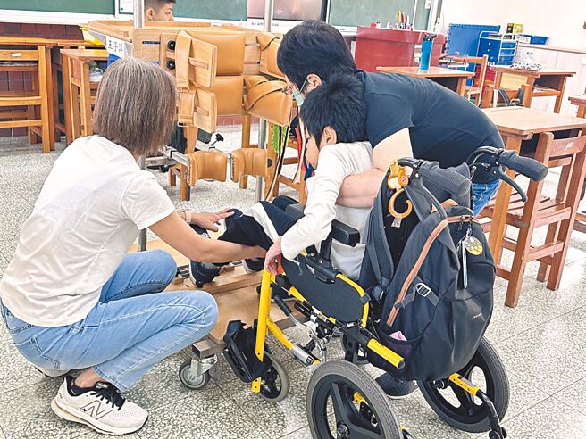 新北市教育局為提供特教學生公平學習機會與生活協助，提升助理人員經費，盼能讓更多人願意加入助理員行列。（新北教育局提供／賀培晏新北傳真）
