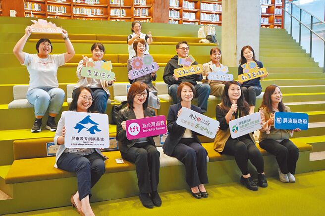 屏東縣長周春米（前排中）7日再與TFT簽3年合約，持續鼓勵有志青年投入偏鄉服務。（謝佳潾攝）