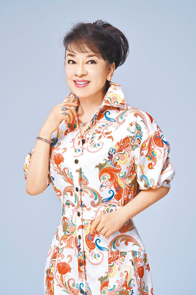 翁倩玉佩戴De Beers的莲花Enchanted Lotus系列珠宝，优雅贵气。（摄影／JOJ PHOTO‧专题企画／中时时尚‧服装提供／ETRO）