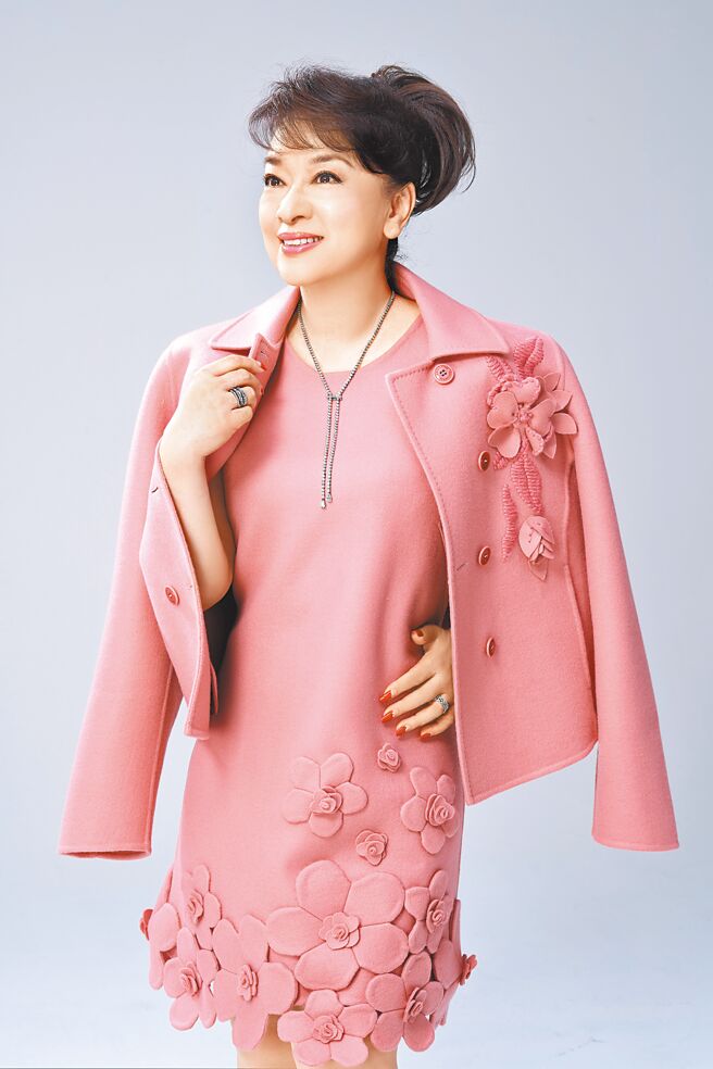 翁倩玉明年2月将在台举办演唱会，接受本报邀请进棚拍摄De Beers时尚专题，展现绝代风华。（摄影／JOJ PHOTO‧专题企画／中时时尚‧服装提供／Ermanno Scervino）