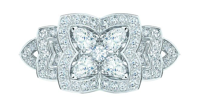 De Beers Enchanted Lotus高级珠宝钻石鸡尾酒戒指，163万5000元。（De Beers提供）