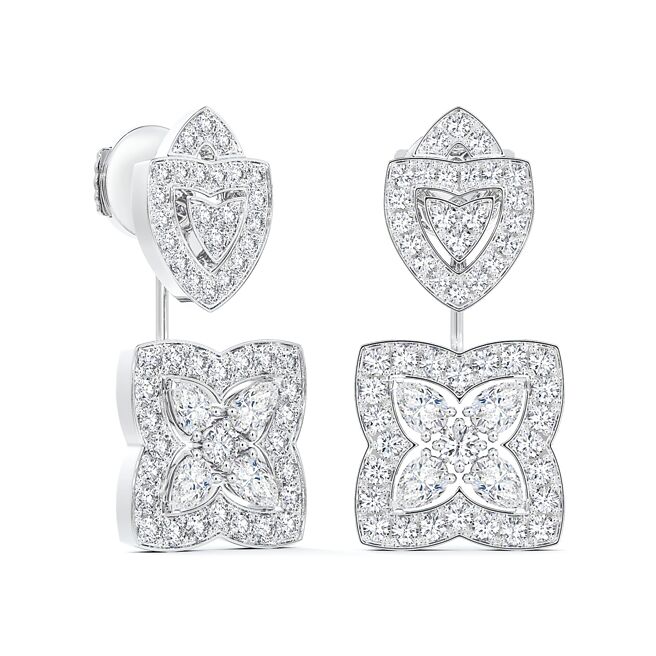 De Beers Enchanted Lotus垂坠式钻石耳环，89万5000元。（De Beers提供）