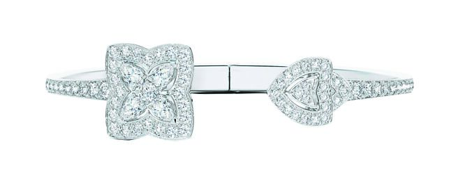 De Beers Enchanted Lotus 1白K金钻石手鐲，89万5000元。（De Beers提供）