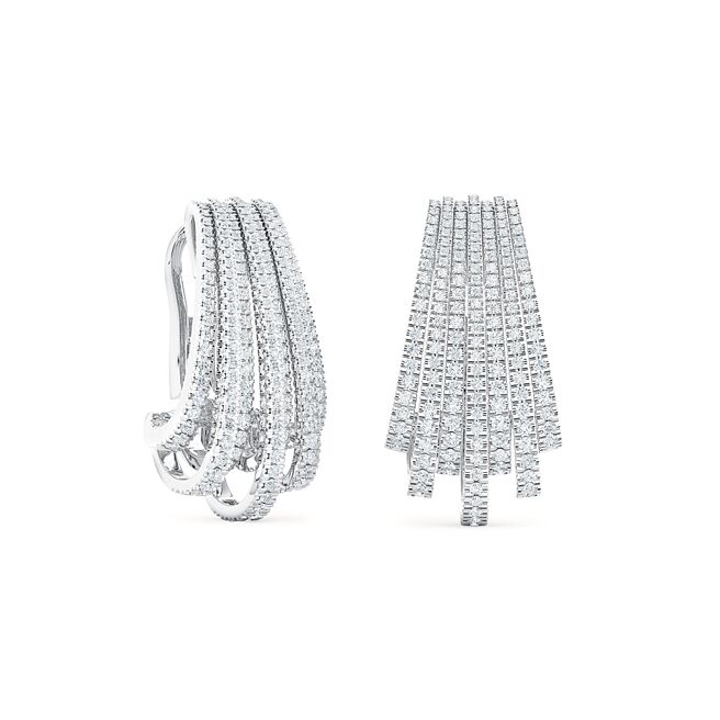 De Beers Classic系列白K金五行钻石耳环，49万2000元。（De Beers提供）