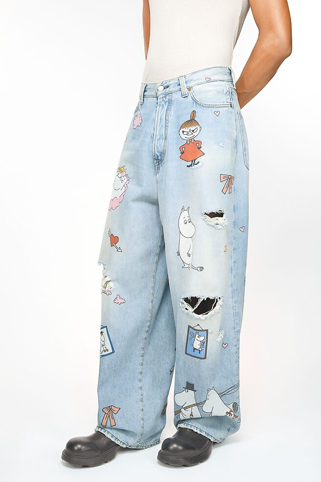 Acne Studios與嚕嚕米合作，褲子上補丁都可見到可愛童趣的patch。（Acne Studios提供）