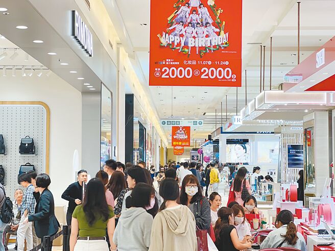 精品回馈最终回，新光三越台南新天地周年庆买气、人气双畅旺。（新光三越提供）