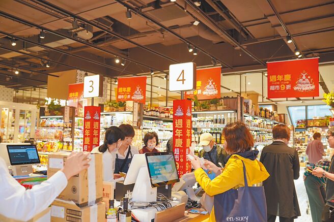 新光三越DIAMOND TOWERS周年庆首日超市涌入人潮。（新光三越提供）