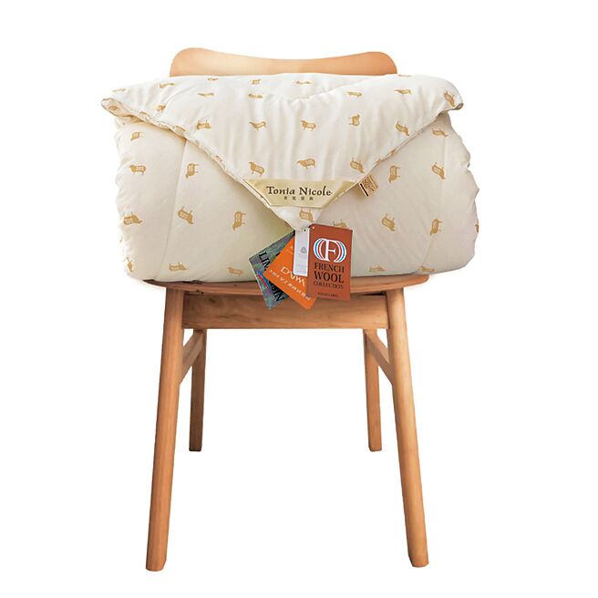 新光三越台南新天地独家Tonia Nicole极暖防螨抗菌100%羊毛被，原价9360元，特价2500元（26折）。（新光三越提供）