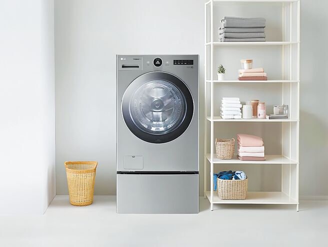 新光三越新品LG TWINWash双能洗洗衣机（蒸洗脱烘）15公斤，推荐价5万4890元。（新光三越提供）