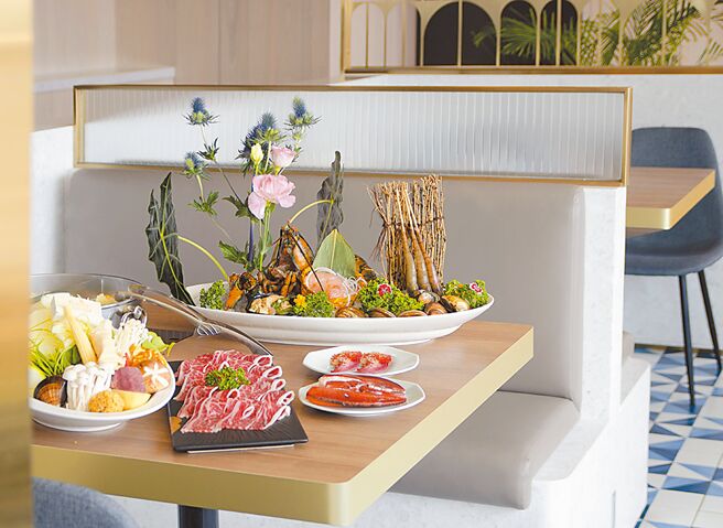 「Smile One」精緻涮涮鍋11月推龍蝦海陸日，點套餐可享龍蝦買1送1好康優惠。（高雄福華大飯店提供）