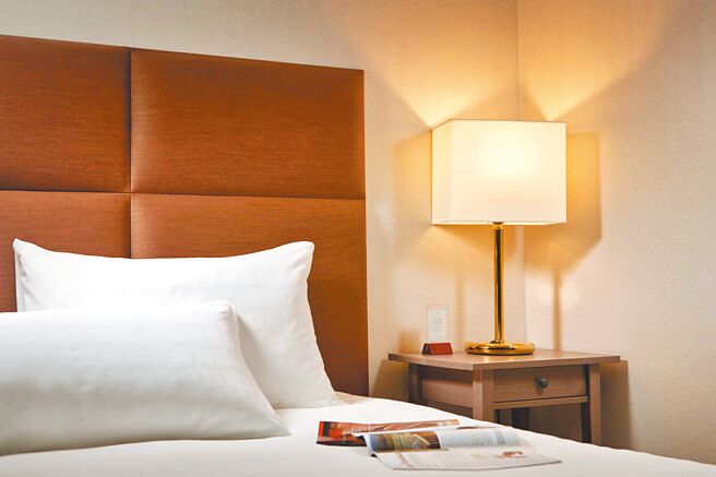 搶攻雙11商機，高雄福華大飯店在客房及餐廳推出各項雙11加碼優惠活動，包括豪華雙人房最低2311元起。（高雄福華大飯店提供）