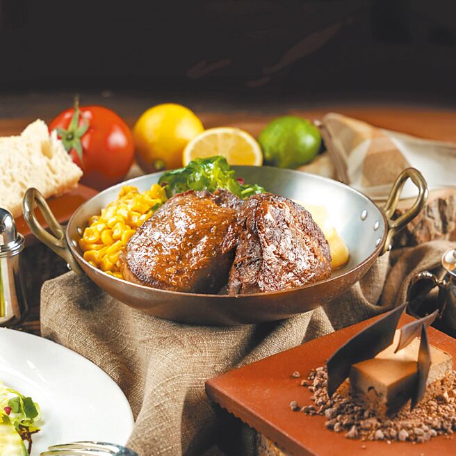 茶苑快閃推出牛排吃到飽，用餐時段內，即可享用頂級10盎司肋眼牛排、手工麵包、花園沙拉、主廚例湯、主廚精選甜點、咖啡或茶，全都可無限供應。（君品酒店提供）