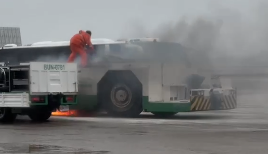 桃園機場飛機拖車突起火竄黑煙 航勤嚇壞拿滅火器狂噴