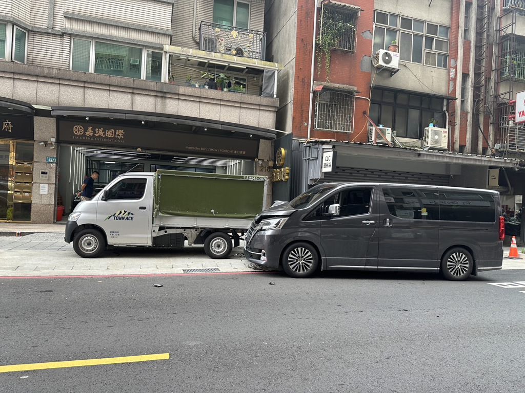 板橋廂型車偏移車道猛撞小貨車 司機及時閃開躲過一劫