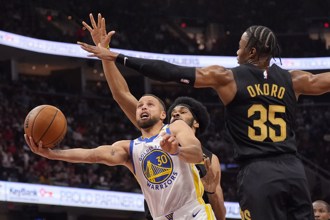 NBA》騎勇大戰變調！騎士三分雨轟垮勇士摘開季10連勝
