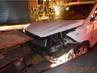 闖紅燈撞小黃再衝騎樓 車頭全毀2名駕駛受傷