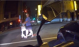 酒後騎電動滑板車拒酒測 台中男遭警開罰查扣滑板車