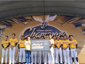 中信兄弟封王遊行 盧秀燕霸氣19秒致詞「好爽！」引爆全場