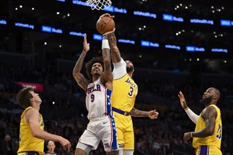 NBA》一眉哥復出摘31分 詹皇大三元 湖人退七六人止敗