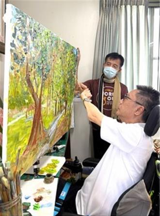 車禍癱瘓不放棄！黃清助口手並用作畫 首展感動人心