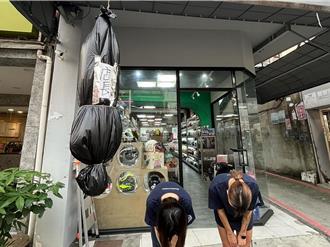 屏東安全帽店「倒吊店長」嚇到路人　警方：不違法已勸導移除