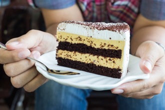 烏男送蛋糕美酒毒害俄飛官同學會 「巧合＋警覺」救77命