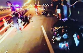 高屏大橋6機車連環撞　4人受傷送醫無大礙