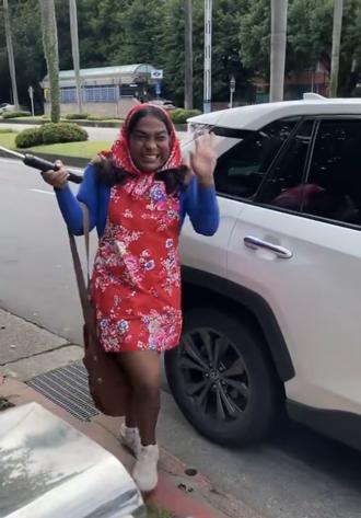 美国网红「苦搭赛」国旗配色现身中正纪念堂 见面会吸千人朝圣