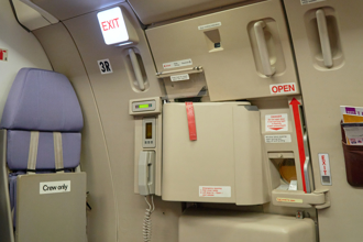 影》南韓班機又有乘客想高空開艙門！10秒制伏超驚險