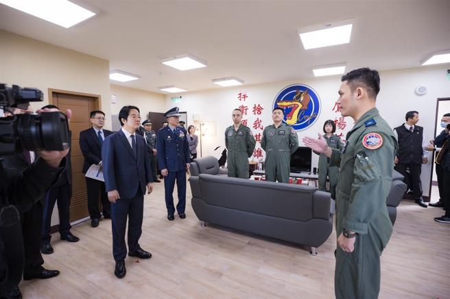  賴總統視導官兵生活空間，了解營舍內部設施及服役環境。（總統府提供）