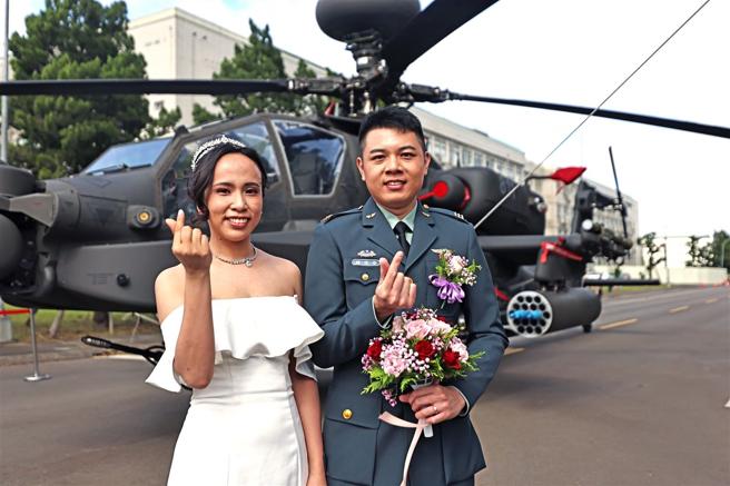 飞行官锺佳安上尉与新娘李育玮。（记者刘宸玮摄）