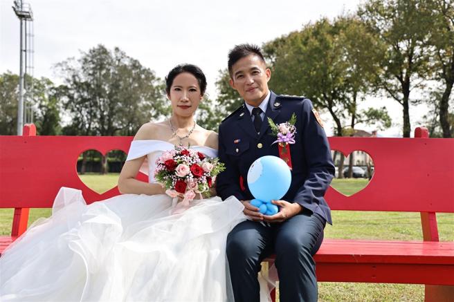 曾琬滇士官长与新郎陈亦豊。（记者刘宸玮摄）