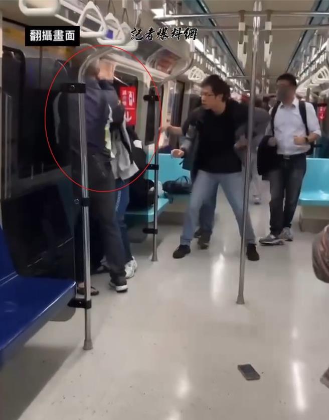 曾任刑警队长的薛先得（红圈处），率先前往夺刀。（民眾提供）