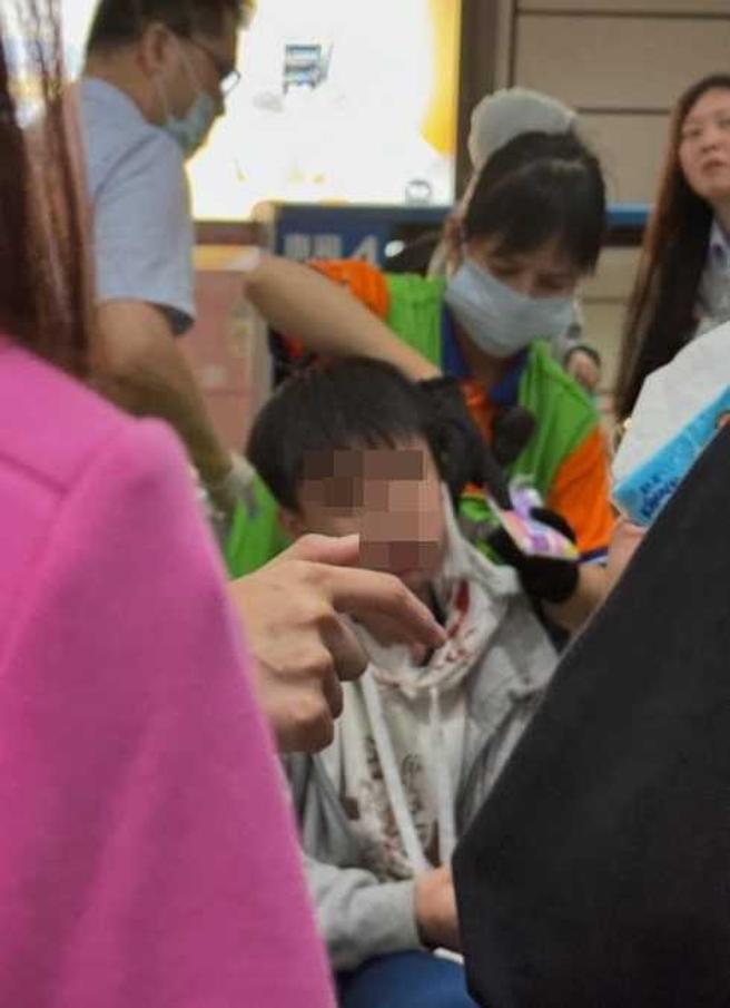 受伤的高中生。（图／网友blair.lin1106提供）