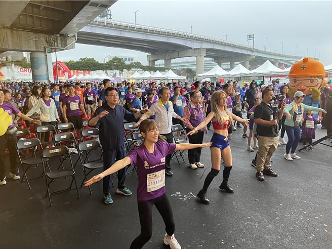 出发前齐做热身操。（王扬杰摄）