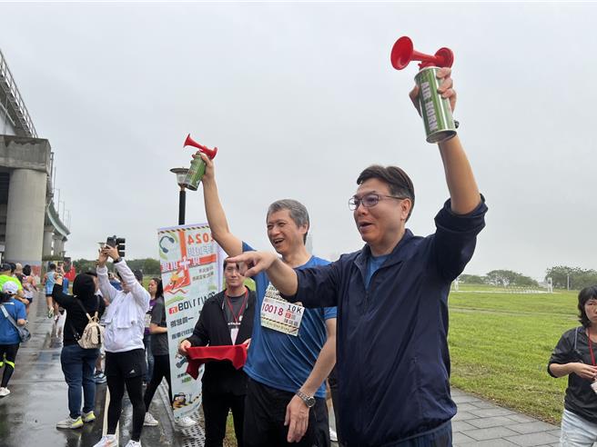 新北市副市长刘和然、劳工局长陈瑞嘉一同鸣枪。（王扬杰摄）