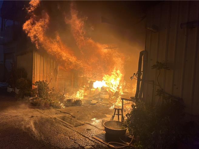 六甲區中正路一家小吃店的後方廚房起火燃燒。（民眾提供／寶智華台南傳真）