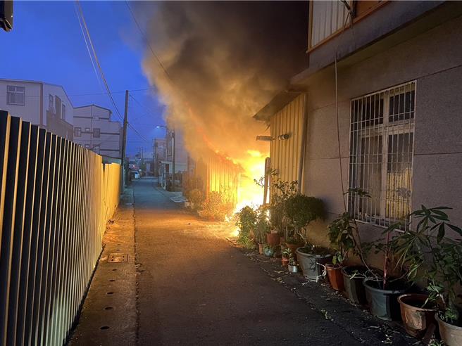 六甲區中正路一家小吃店的後方廚房起火燃燒，屋主救火時雙腿燒燙傷。（民眾提供／寶智華台南傳真）