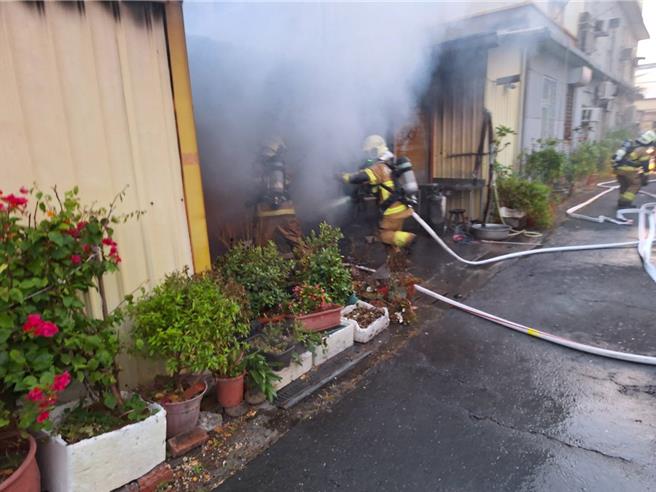消防隊員迅速滅火，火勢未擴大延燒。（民眾提供／寶智華台南傳真）