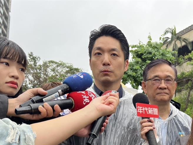 台北市长蒋万安今日早上受访时，对北捷夺刀、见义勇为的北市警官大加讚赏，并将请北捷公司给予他「终身免费搭乘捷运」的荣誉。(黄敬文摄)