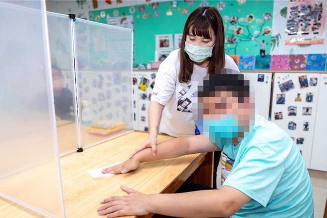 患极重度身心障碍的28岁维维（化名），因缺乏语言表达能力、自闭加上从小无口语及书写能力，难以表达心中想法，家人因照顾困难将维维送入伊甸基金会，透过音乐治疗、体适能和园艺等活动，让维维现在可以情绪稳定独立面对世界。（伊甸基金会提供／廖姮玥桃园传真）