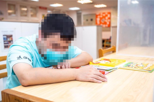 患极重度身心障碍的28岁维维（化名），因缺乏语言表达能力、自闭加上从小无口语及书写能力，难以表达心中想法，家人因照顾困难将维维送入伊甸基金会，透过音乐治疗、体适能和园艺等活动，让维维现在可以情绪稳定独立面对世界。（伊甸基金会提供／廖姮玥桃园传真）