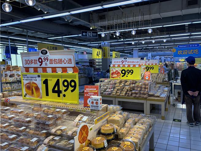 大陸國家統計局9日公布數據顯示，今年10月份CPI按年上漲0.3％，按月下降0.3％。圖為上海一處商場內，民眾正在選購商品。（朱紹聖攝）