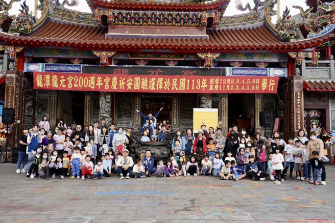 龙潭龙元宫建庙200周年，「彩绘神农」亲子挥洒创翻摄画面摄画面）