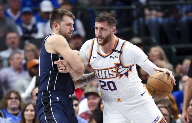 纽基奇(右)意外成为今天太阳气走独行侠的头号功臣。(路透)