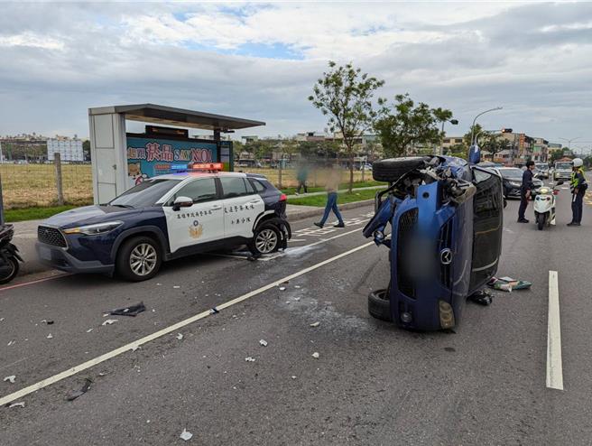 杨姓男子前一夜酒未退，清晨开车出门上班途中撞上警车造成翻车，酒测值超标被依公共危险罪嫌送法办。（民眾提供／郭良杰高雄传真）