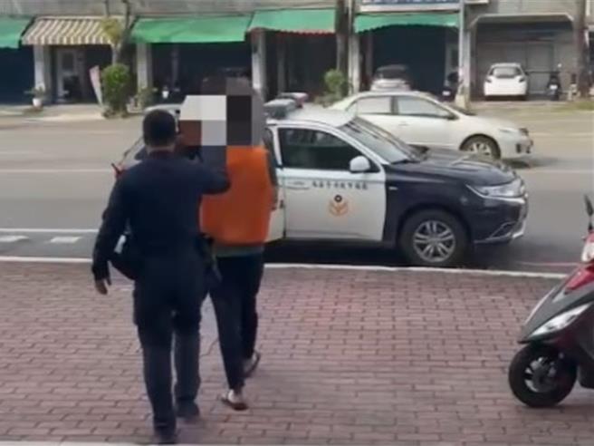 杨姓男子酒驾撞警车被移送高雄地检署侦办。（民眾提供／郭良杰高雄传真）