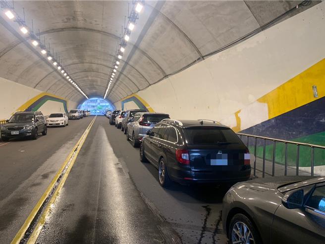 一名郭姓男子於基隆市開車突煞車停下，被後車駕駛檢舉危險駕駛遭罰1萬8千元，郭男不服提告，法院認定免罰。示意圖，非事發現場。（徐佑昇攝）