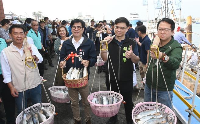 高雄市长陈其迈（左二）9日出席弥陀渔会举办的虱目鱼节活动。（林瑞益摄）